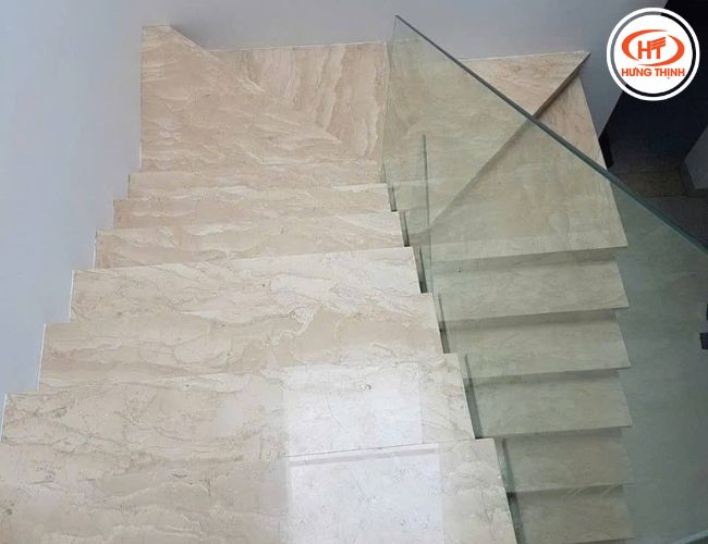 Dù phối lan can đơn giản, cầu thang đá Marble Oman Hoa To vẫn tỏa sáng.