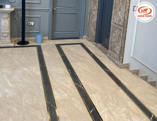 Đá Cẩm thạch Oman Hoa To thường được phối viền khi lát sàn.