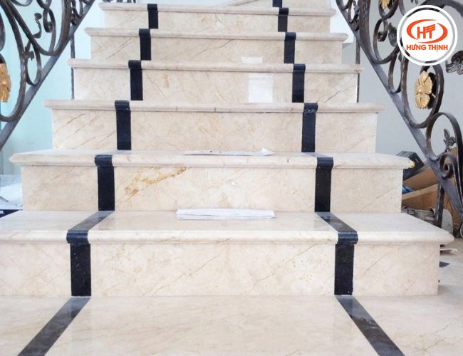 Cầu thang bộ đá Marble Kem Oman phối họa tiết dọc đen ấn tượng.