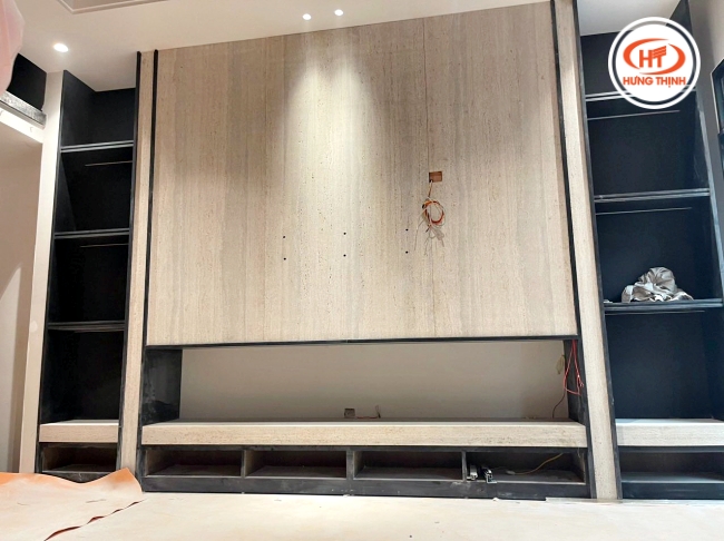 Tông màu vân gỗ ốp vách ti vi cực ấm dưới ánh sáng đèn