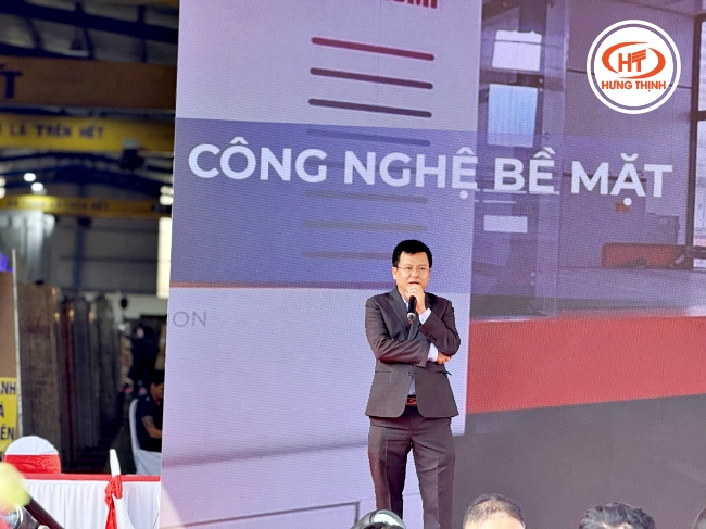 Đại diện Công ty Royal Sintered Stone giới thiệu sản phẩm