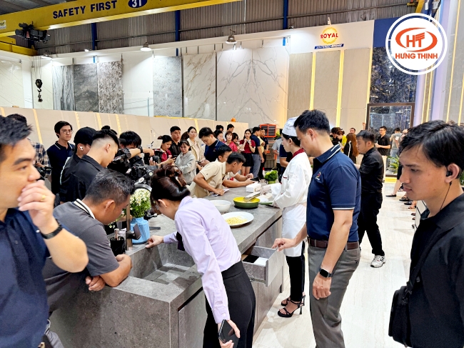 Khách mời, đối tác tham quan không gian trưng bày và trải nghiệm sản phẩm