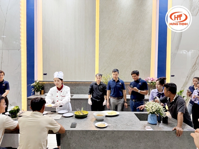 Khách mời trải nghiệm sản phẩm trực tiếp