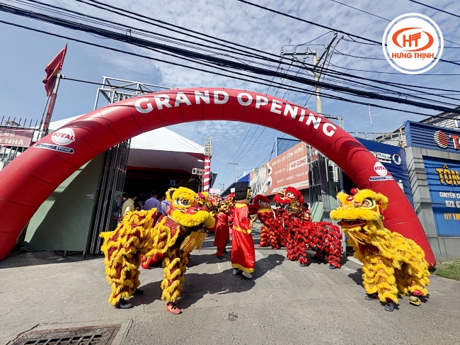 Cổng chào buổi lễ rực rỡ trong tiếng múa lân sôi động