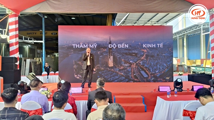 Ông Đinh Việt Anh, Chủ tịch Hội đồng Quản trị, Tổng giám đốc Royal Sintered Stone chia sẻ tại chương trình