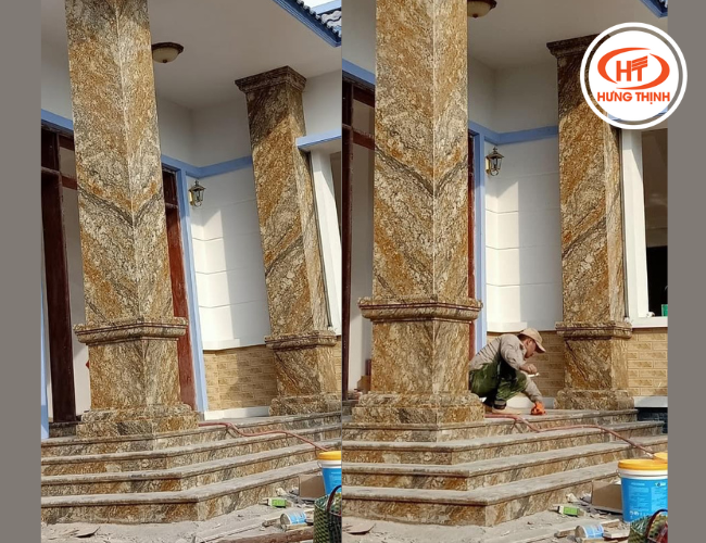 Bậc cấp và cột ốp đá vàng vân xéo làm điểm nhấn