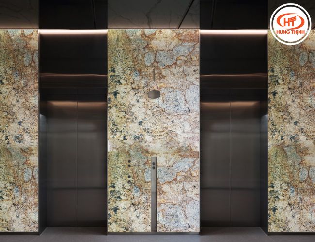 Mặt thang máy đá hoa cương Amazonia sang trọng thu hút ánh nhìn.