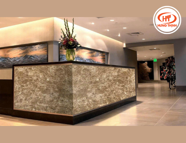 Lễ tân ốp đá Marble nâu nhạt kết hợp với đèn led tạo điểm nhấn