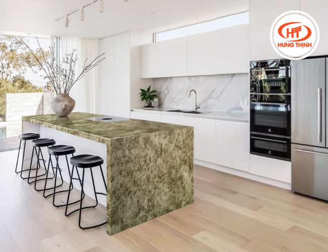 Bếp trắng với bàn ốp đá Marble Light Emperador tạo điểm nhấn