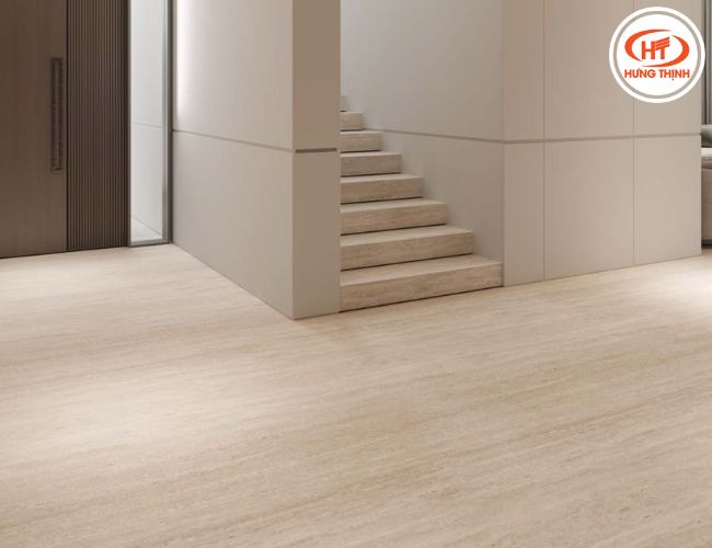 Kết hợp sàn nhà và cầu thang bộ ốp đá Travertine vân gỗ sang trọng.