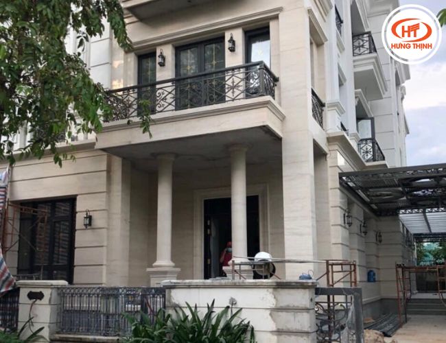 Mặt tiền nhà ốp đá Marble Travertine thể hiện sự "hào hoa" và đẳng cấp.