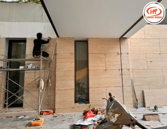 Tường nhà ngoài trời ốp đá cẩm thạch vân gỗ.