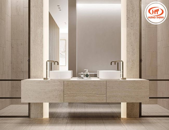 Tường và bồn rửa ốp đá Marble Travertine sang trọng, tinh tế.