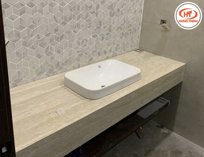 Đá được xử lý mặt bóng khi ốp các khu vực tiếp xúc với nước.