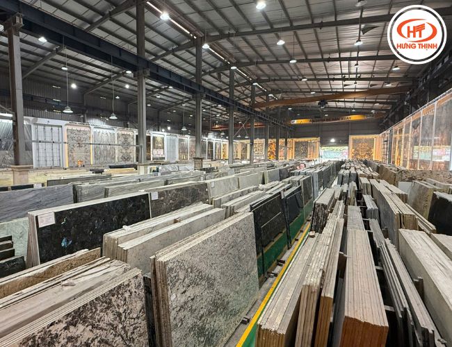 Kho đá rộng lớn Hưng Thịnh với 1000+ mẫu đá trưng bày.