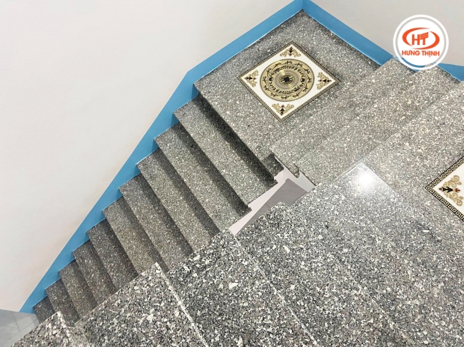 Cầu thang ốp đá Tím hoa cà
