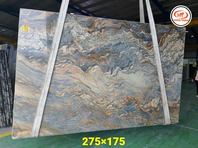 Sự kết hợp hài hóa giữa hai tông màu tương phản: trắng xanh - cam nâu. 