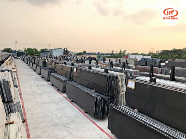 Khu vực bãi đá hoa cương khổ nhỏ ngoài trời tại tổng kho Hưng Thịnh
