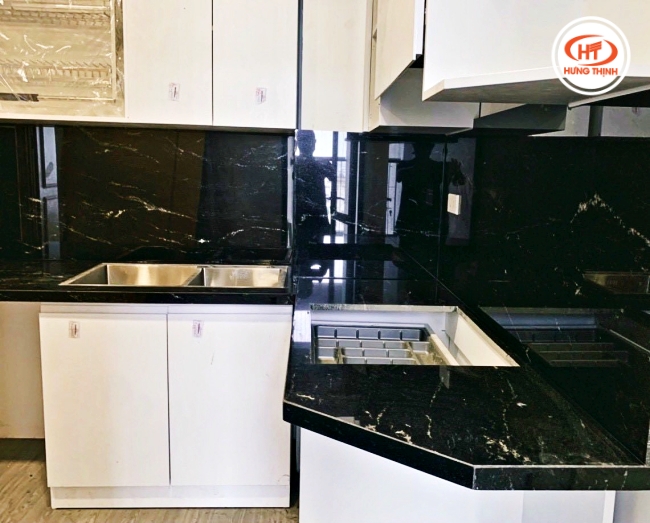 Bề mặt đen tuyền của đá Granite Via Lactea ốp bếp dễ dàng che vết bẩn