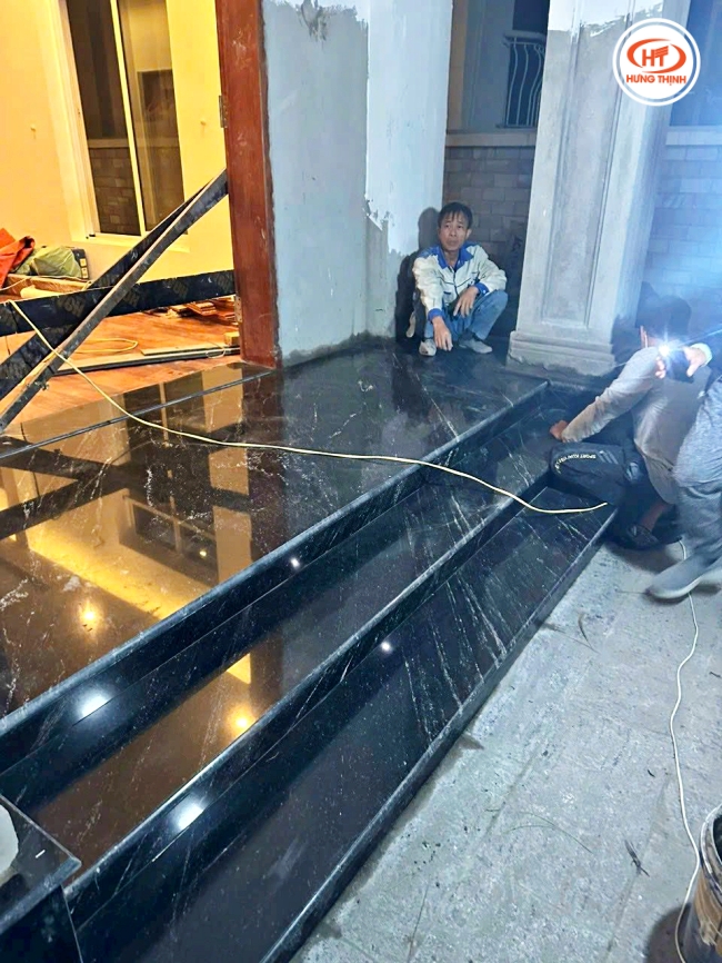 Độ bền của đá Granite Via Lactea thích hợp với khu vực có nhiều lưu lượng di chuyển như tam cấp 