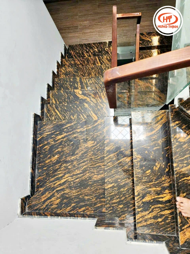 Tham khảo mẫu cầu thang ốp đá hoa cương giá rẻ đen vân vàng