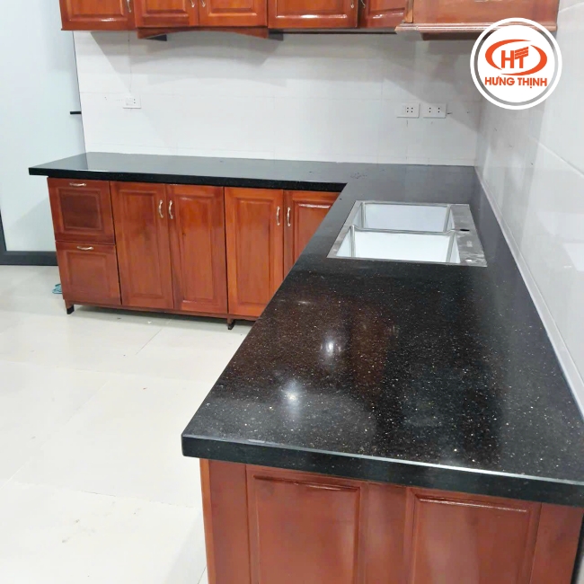 Tính chất đá hoa cương có độ cứng cao nên được ưa chuộng làm mặt bàn bếp