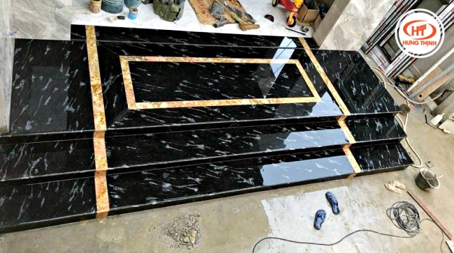 Đá Granite hội tụ các ưu điểm độ bền cao, chống trầy xước, ít bạc màu phù hợp với hạng mục ngoài trời như bậc cấp