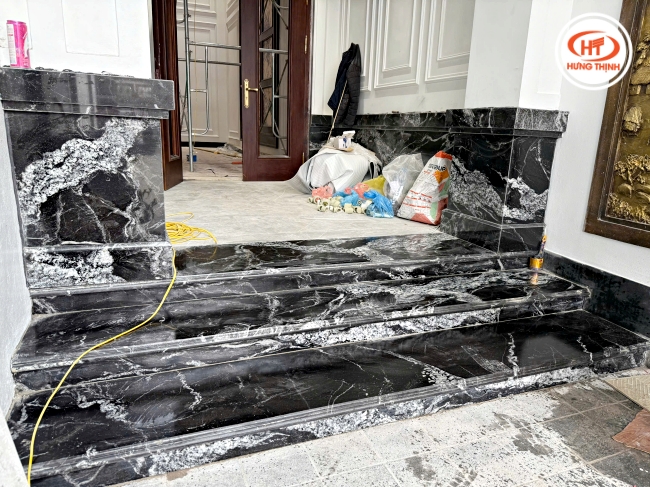 Bậc tam cấp đá hoa cương với vân đá trắng loang trên nền đen tạo hiệu ứng nổi bật