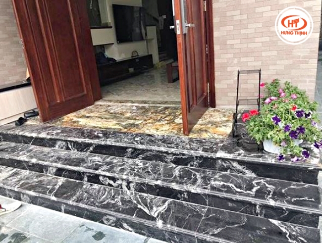 Bậc tam cấp đá hoa cương Black Forest kết hợp với sảnh đá màu vàng 