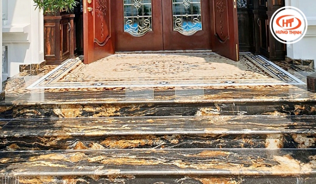 Vân đá vàng ánh kim tự nhiên của đá Granite Black Taurus giúp khu vực tam cấp nhìn quyền lực và mạnh mẽ 