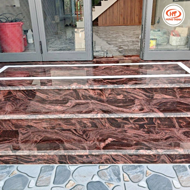 Vân đá tự nhiên uyển chuyển làm tăng nét nghệ thuật cho công trình 