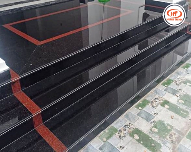 Đá Kim sa ốp bậc cấp kết hợp viền đá đỏ tạo điểm nhấn 