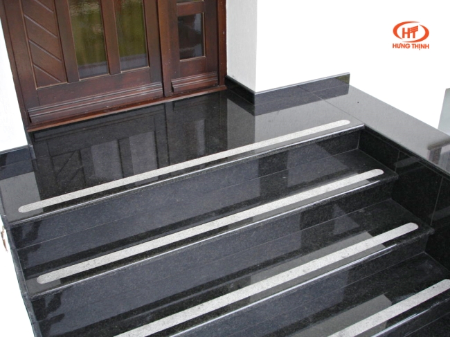 Mẫu bậc tam cấp đá hoa cương Kim Sa sau khi hoàn thiện, bề mặt bóng và dễ vệ sinh.