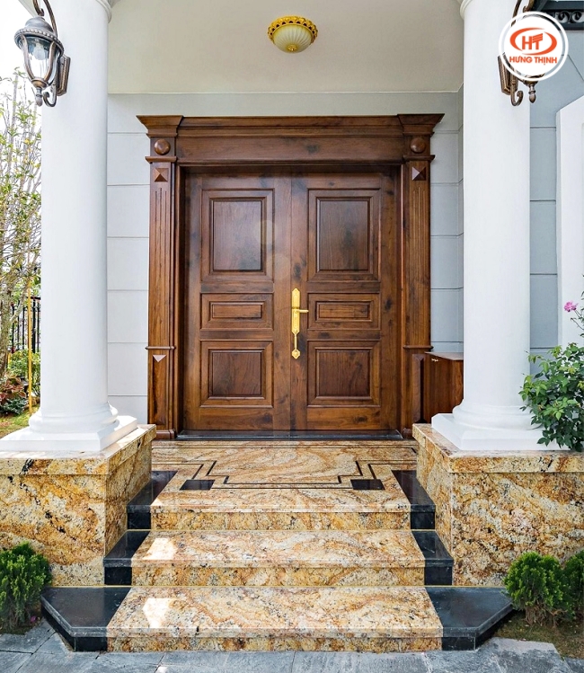 Đá Granite vàng hoàng gia kết hợp đi viền đá đen làm điểm nhấn