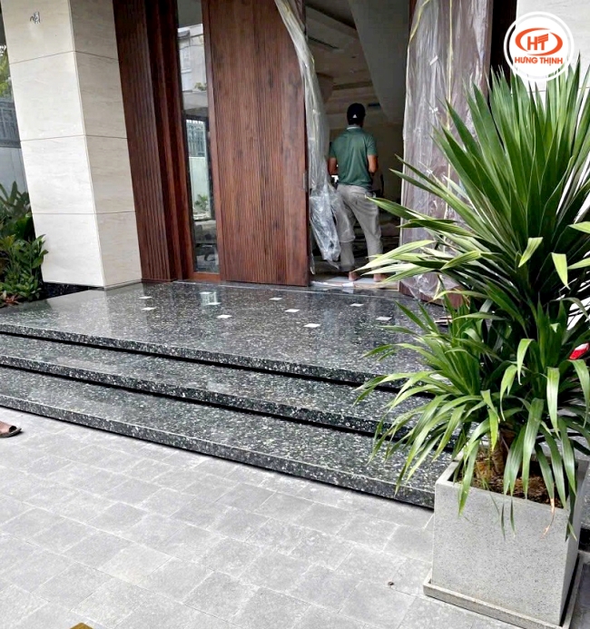 Công trình ốp tam cấp bằng đá xà cừ hoàng gia giúp mặt tiền bền đẹp và nổi bật hơn.