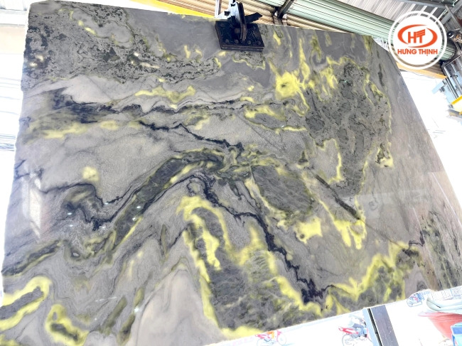 Các tinh thể đá cho phép ánh sáng xuyên qua khi chiếu đèn led