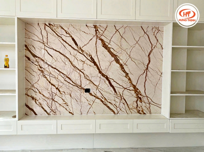 Đá Marble Sofita màu kem với những đường vân màu cam đậm 