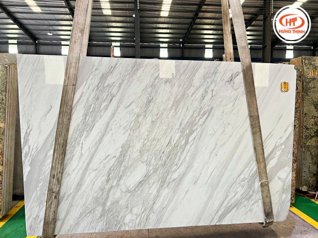 Đường vân xéo màu xám trên nền trắng của đá Marble Volakas