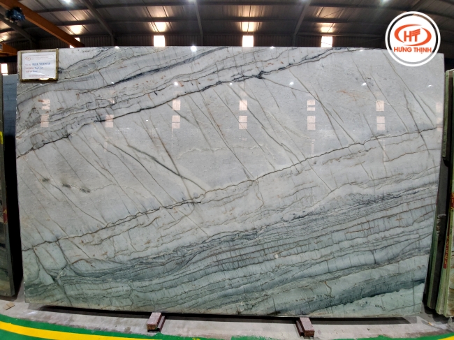 Các đường vân chéo tương đối đồng đều trên mặt đá thạch anh xanh Blue Moon.