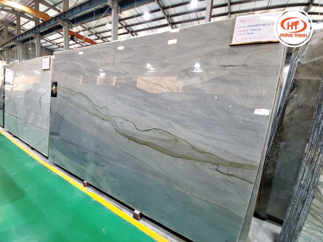 Các tấm đá thạch anh xanh tại đây đều được nhập khẩu trực tiếp từ các quốc gia lớn. 