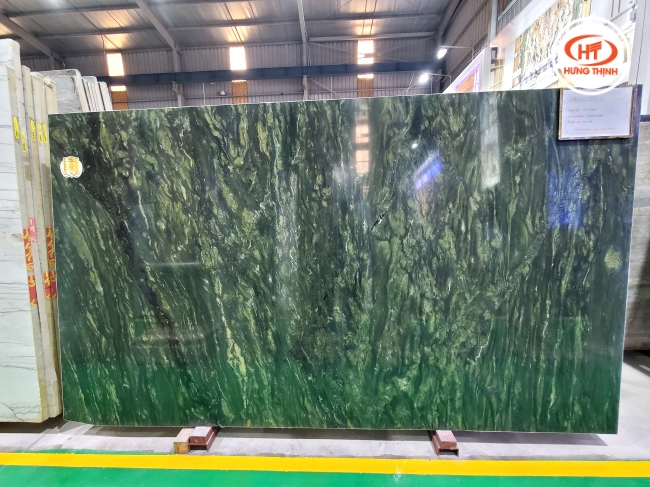 Một sắc xanh đậm mới lạ qua mẫu đá thạch anh Picasso nghệ thuật. 