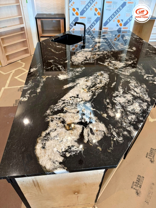 Cận cảnh mặt đá bếp sáng bóng cực đẹp mắt