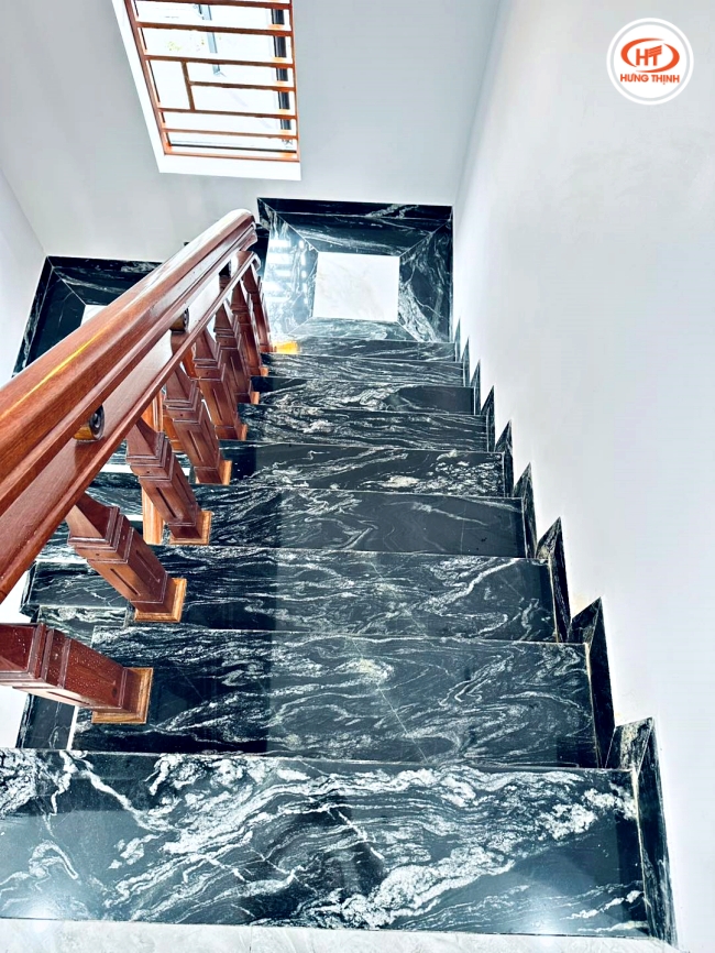 Với khu vực có mật độ di chuyển cao như cầu thang chọn đá hoa cương Black Titanium rất hợp lí