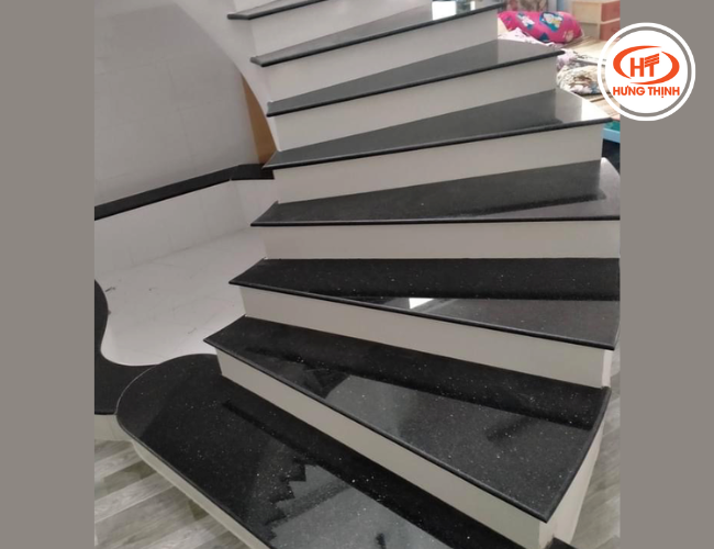 Mặt đá tự nhiên ốp cầu thang màu đen bóng kim sa phản chiếu ánh sáng lung linh như bầu trời đêm