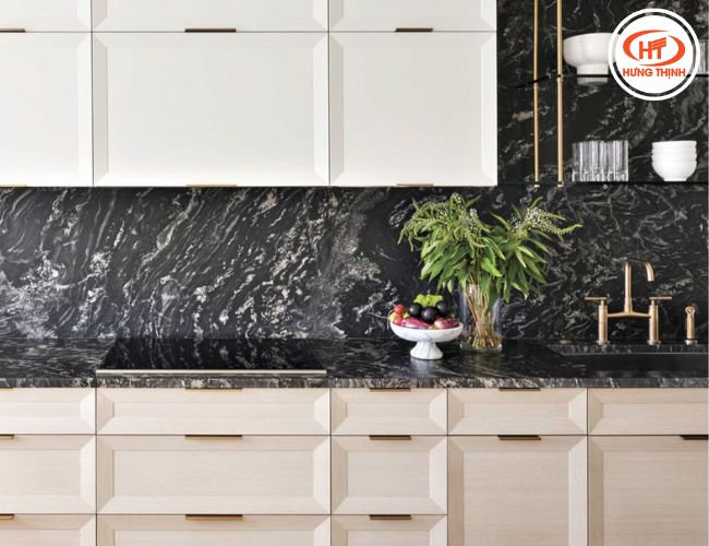 Phòng bếp ốp đá Gucci Black tạo điểm nhấn cho không gian.