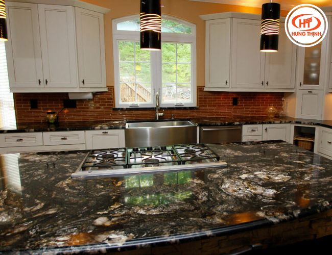 Các vân đá loạn cùng màu sắc ánh kim ánh bạc bắt mắt.