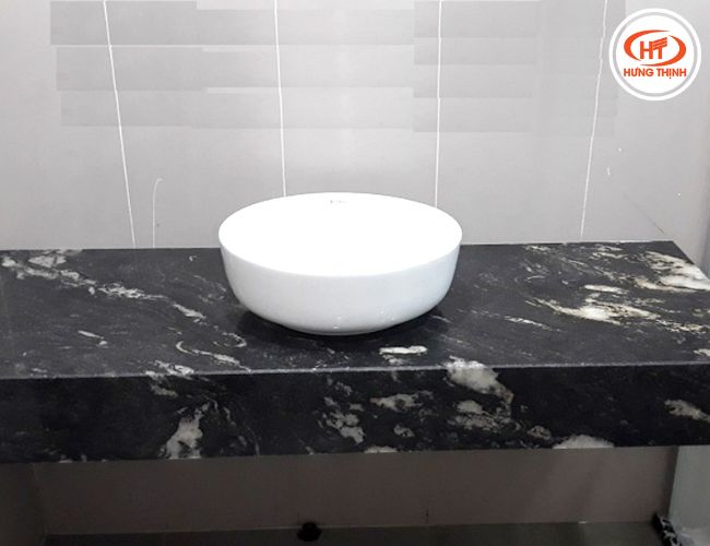 Đá đen Titanium ứng dụng trong phòng tắm.