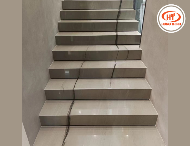 Hạng mục cầu thang thực tế ốp đá Thạch Anh bóng bạc