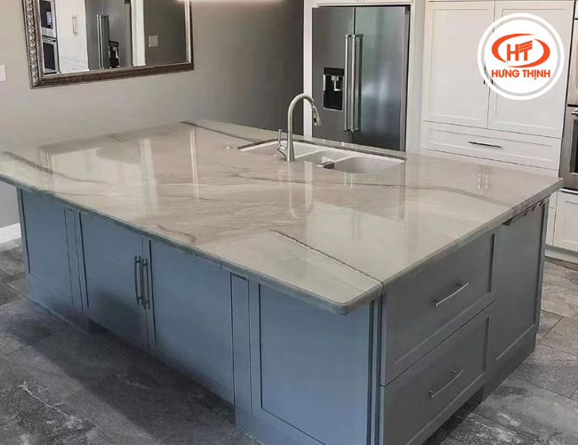 Bề mặt bóng, chống ngấm ố nên ốp đảo bếp cực dễ vệ sinh lau chùi