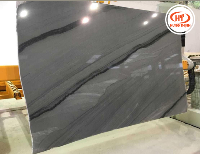 Vân đá mềm mại, uyển chuyển xen kẽ những mảng đen đậm